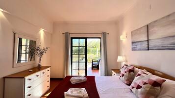 2 slaapkamers, een strijkplank/strijkijzer, gratis wifi, beddengoed