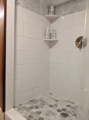Dusche, Haartrockner, Handtücher, Seife