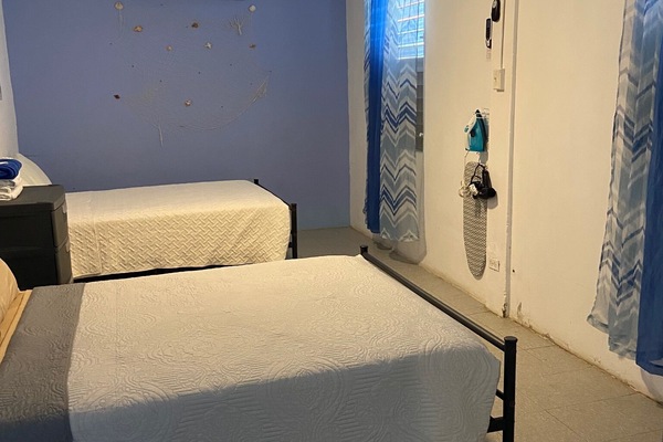 1 dormitori, escriptori, planxa i posts de planxar i wifi gratuïta