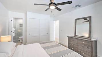 4 habitaciones, escritorio y tabla de planchar con plancha