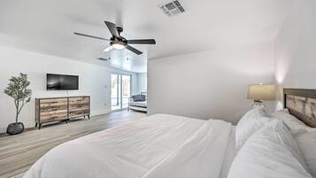 4 habitaciones, escritorio y tabla de planchar con plancha