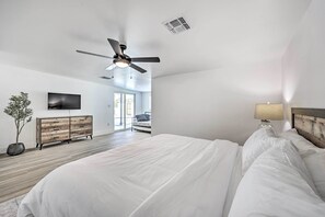 4 soverom, skrivebord, strykejern/-brett og reiseseng for barn