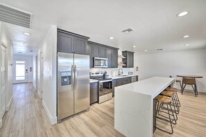 Kjøleskap, mikrobølgeovn, ovn og kokeplater