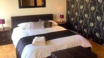 5 Schlafzimmer, Zimmersafe, Bügeleisen/Bügelbrett, Reisekinderbett