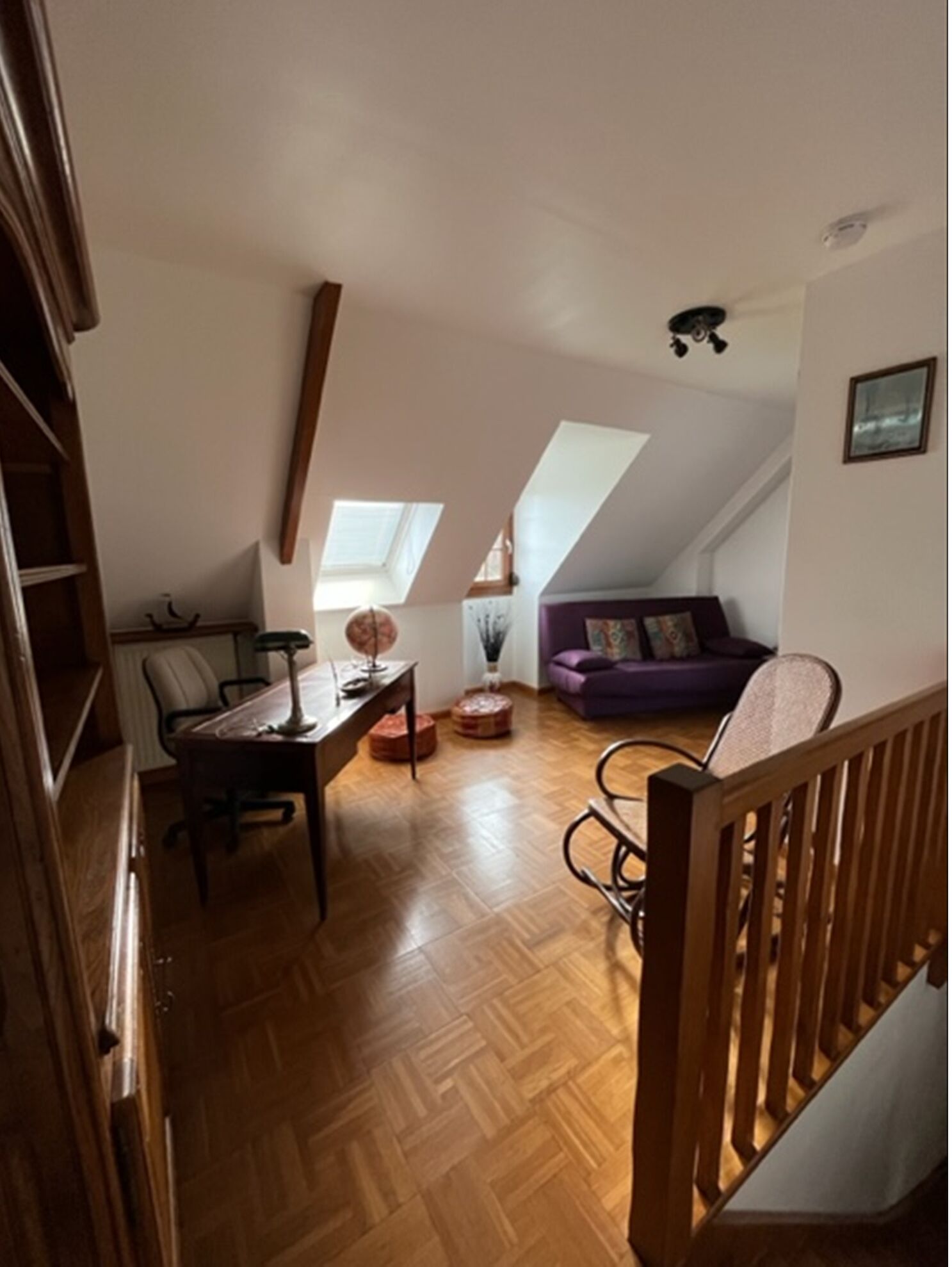 Ein Loft-Zimmer mit Essbereich, einer Couch und einer Treppe.