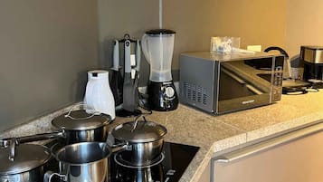 Departamento | Cocina privada | Refrigerador con congelador, microondas, parrilla de estufa y tostadora