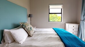 6 bedrooms, desk, iron/ironing board, free WiFi - Hobbs Haven  (Cape Saint Francis)