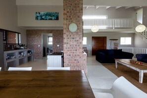 Una Smart TV, una chimenea, un reproductor de DVD