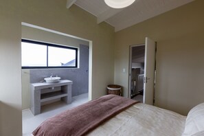 6 slaapkamers, een bureau, een strijkplank/strijkijzer, gratis wifi