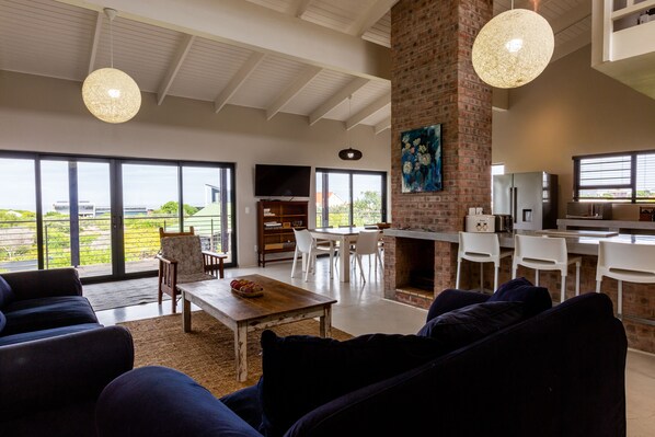 Smart-tv, een open haard, een dvd-speler en een tafeltennistafel