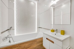 Douche, séchoir à cheveux, serviettes fournies