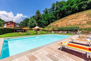 Outdoor pool - A spacius and comfortable apartment with a large terrace (Toscana)