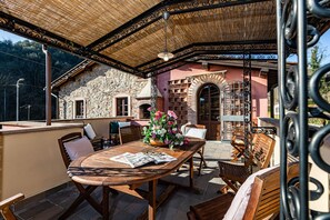 Outdoor dining - A spacius and comfortable apartment with a large terrace (Toscana)