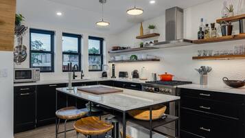 Kjøleskap, mikrobølgeovn, ovn og kokeplater