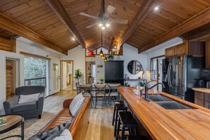 Una Smart TV, una chimenea, una mesa de tenis de mesa, libros