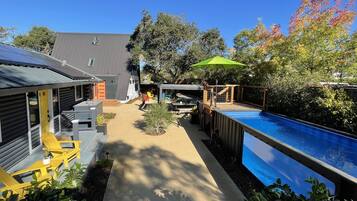 Utomhuspool och uppvärmd pool