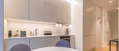 Køleskab, mikrobølgeovn, ovn, kogeplade