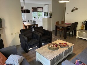 Una Smart TV, una chimenea, videojuegos, un reproductor de DVD