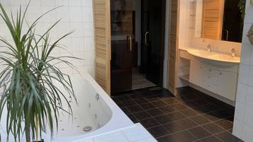 Shower, jetted tub, toilet paper