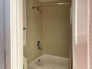 Ensemble douche/baignoire, serviettes fournies