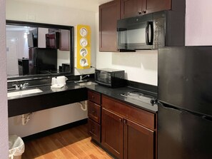Fridge, microwave, stovetop - Studio 6 Houston, TX - Brookhollow (Houston)