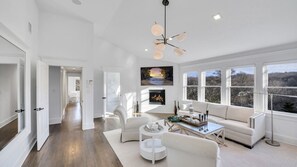 Smart-tv, pejs, bordtennisbord