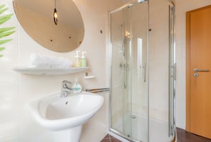 Appartement | Badkamer | Een douche, gratis toiletartikelen, een haardroger, handdoeken