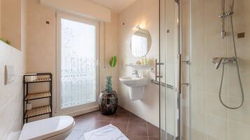 Apartment | Bathroom | Shower, free toiletries, hair dryer, towels