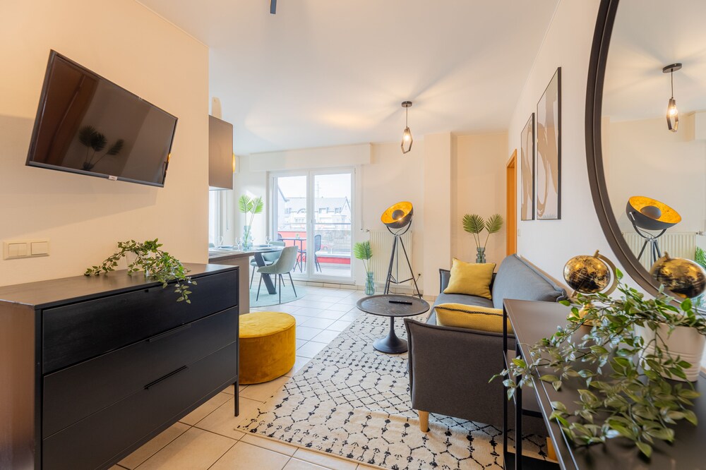 Modern Stylish Apartment w Balcony View