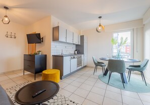 Apartment | Essbereich im Zimmer