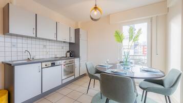 Apartemen | Dapur pribadi | Lemari es, microwave, oven, dan mesin pencuci piring