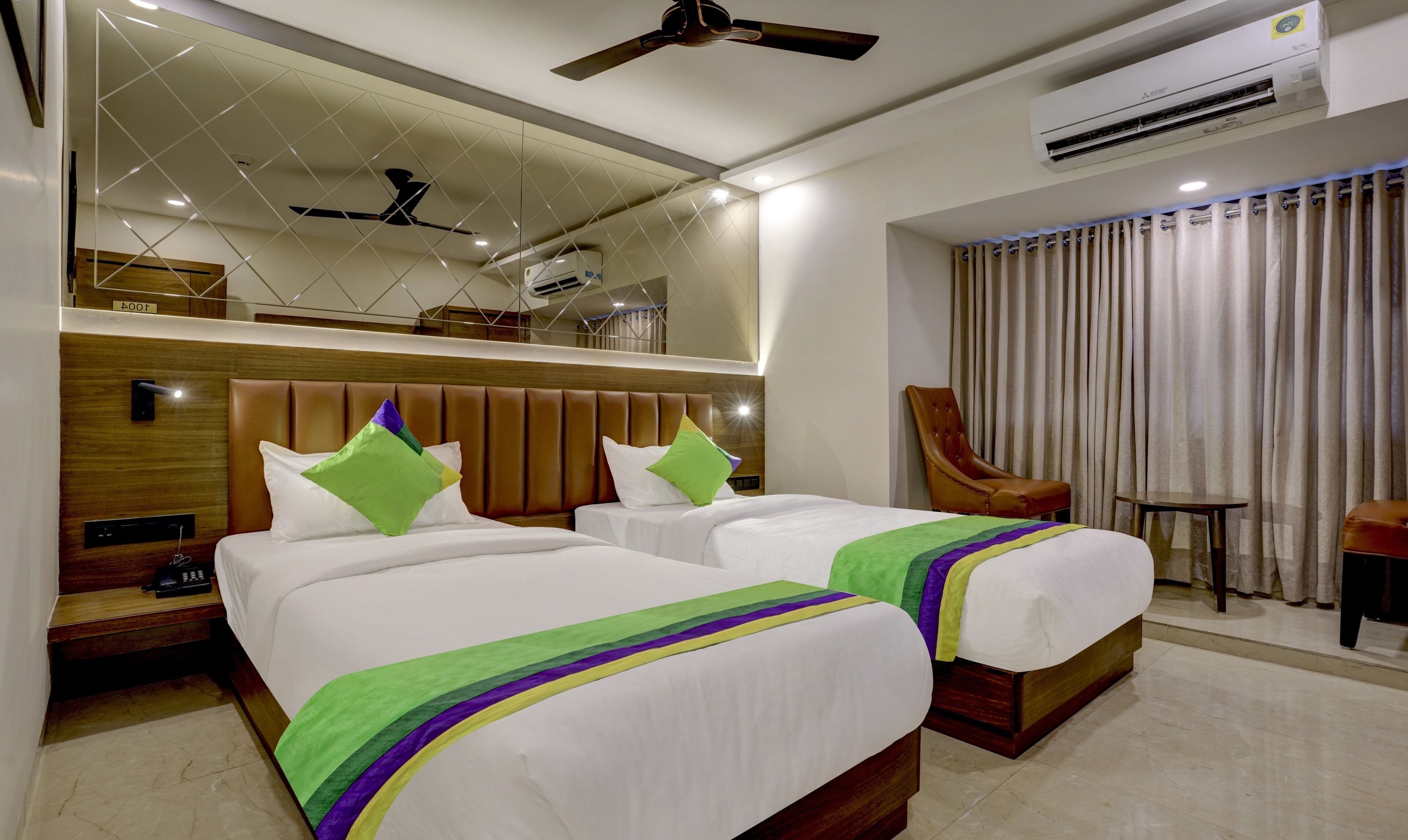 Standard Double Room | Desk