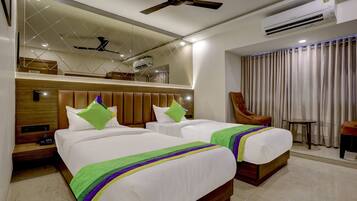 Standard Double Room | Desk