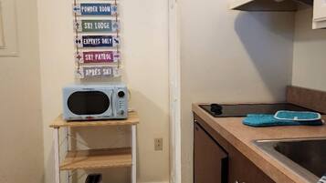 Kjøleskap, mikrobølgeovn, kokeplater og kaffetrakter/tekoker