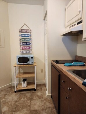 Fridge, microwave, stovetop, coffee/tea maker