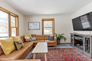 Una televisión, una chimenea, una oficina