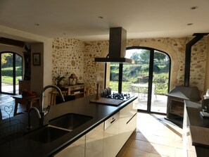 Fridge, microwave, oven, stovetop - Vallée de la Cèze, House with private pool in the heart of nature (Sabran)