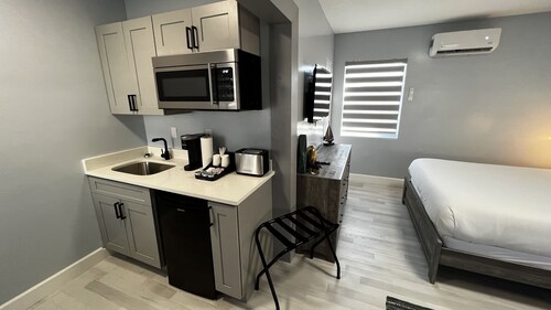 Cozy Beachside Modern Boutique Hotel Suite with Kitchen - by Oceano Suites