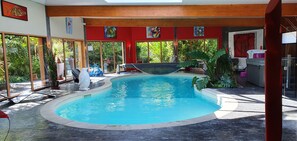Una piscina techada, una piscina climatizada