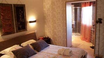 4 bedrooms, desk, iron/ironing board, travel crib