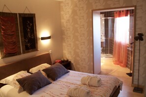 4 habitaciones, escritorio y tabla de planchar con plancha