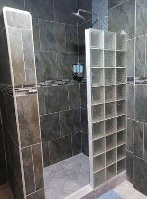 Haartrockner, Handtücher, Shampoo