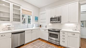 Een koelkast, een magnetron, een oven, een kookplaat