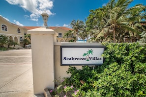 Senyal de Seabreeze Villas amb una vista clara de l'edifici al fons.
