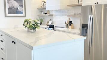 KĂŒhlschrank, Mikrowelle, Ofen, Herdplatte