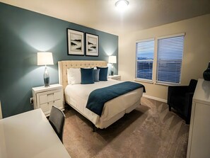 5 bedrooms, iron/ironing board, WiFi, bed sheets - Pacific Brand New 5BR TH Pool in Windsor Island (Davenport)