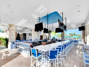 Bar (on property) - Pacific Brand New 5BR TH Pool in Windsor Island (Davenport)
