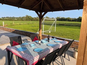 Outdoor dining - Modern 5-Bed Country Kerry Escape - Perfect for  Groups (Killarney)