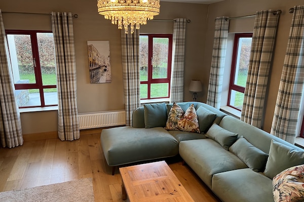 Una Smart TV, una chimenea, videojuegos, libros