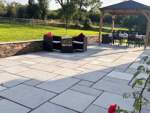 Outdoor dining - Modern 5-Bed Country Kerry Escape - Perfect for  Groups (Killarney)